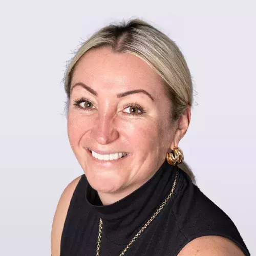 Aimie Coole headshot square